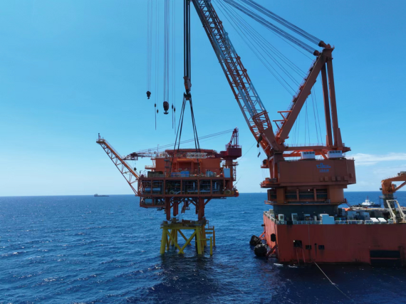 The photo shows the installation of the unmanned offshore oil and gas platform.