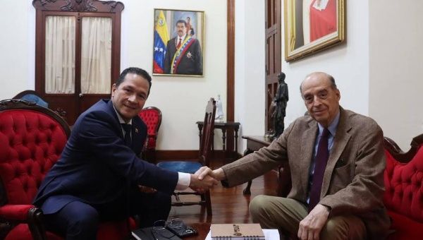 Venezuelan Foreign Minister, Carlos Faria (L) and Colombian Foreign Minister designate Álvaro Leyva Durán 