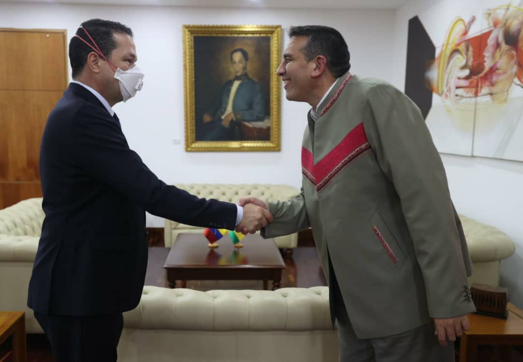 Venezuelan FM Carlos Faría (L) and Bolivian Ambassador Sebastián Michel