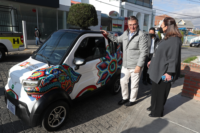 The Mexican foreign minister, Marcelo Ebrard (l), speaks with the Mexican ambassador to Bolivia, María Teresa Mercado, after driving a Bolivian made electric vehicle today, in the streets of La Paz