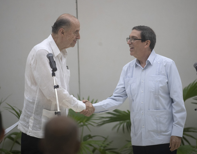 Colombian Foreign Minister Álvaro Leyva (l) today greets his Cuban counterpart Bruno Rodríguez at a press conference after a meeting in Havana (Cuba)