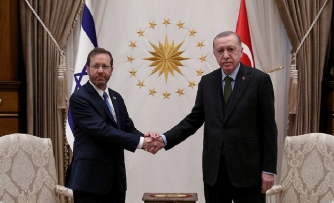 Israeli PM Yair Lapid (L) and Turkish President Recep Tayyip Erdogan (R).