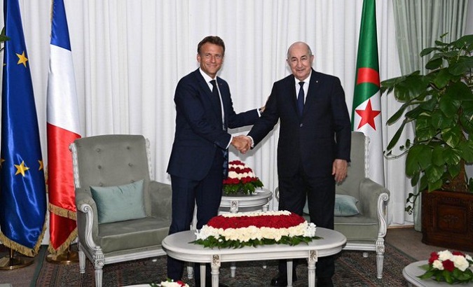 French President Emmanuel Macron (L) & Algerian President Abdelmadjid Tebboune (R), Aug. 25, 2022.