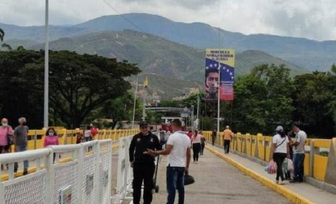 People at an entry point on the border between Colombia and Venezuela.