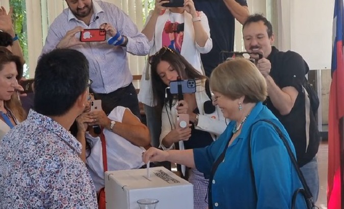 Michelle Bachelet (R) at a voting center in Geneva, Switzerland, Sept. 4, 2022.