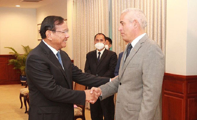 Cambodian Deputy Prime Minister Prak Sokhonn (L) & Cuba's First Deputy Foreign Minister Gerardo Penalver Portal (R).