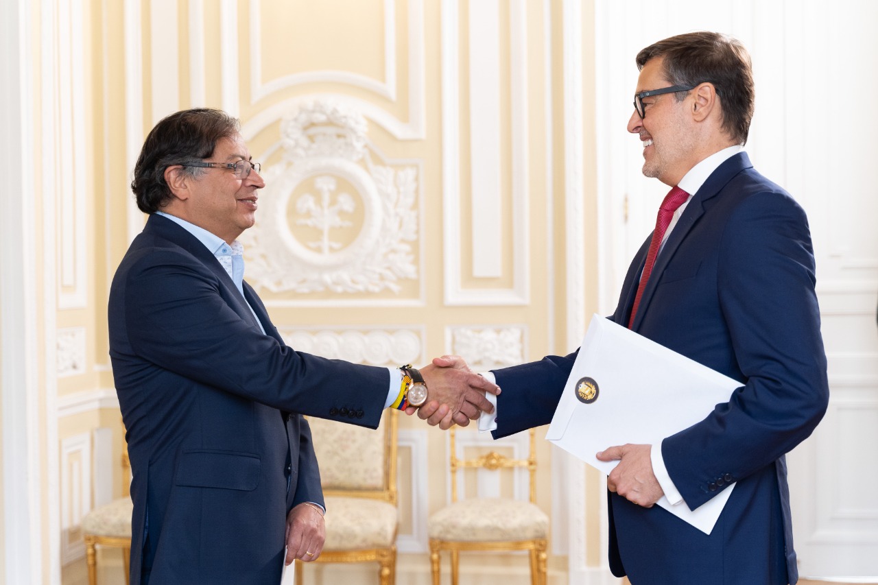 On August 31, Ambassador Plasencia was received by Leyva where he handed over the style copies accrediting him as representative of the Bolivarian Government in Bogota.