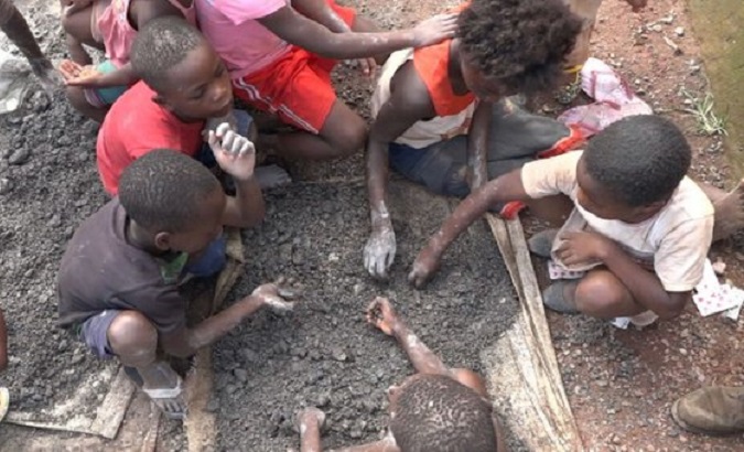 Children working in an african mine, 2022.