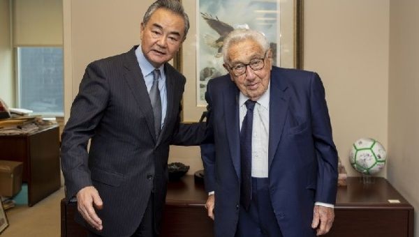 Chinese Foreign Minister Wang Yi (L) & former U.S. Secretary of State Henry Kissinger (R), Sept. 19, 2022.
