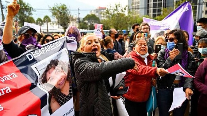 Mass concentration in Quito on the outskirts of the Police Headquarters, the death of María Belén Bernal, the cry of the crowd to the police is “Murderers”.