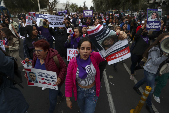 Women protest the alleged murder of lawyer María Belén Bernal