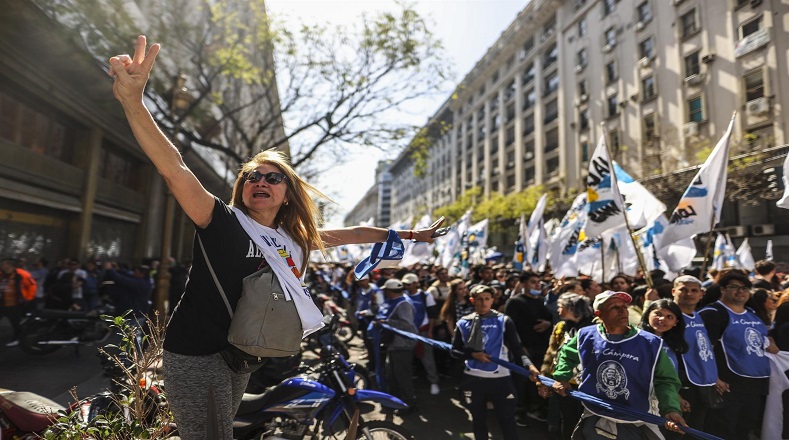 Miles de manifestantes pertenecientes a movimientos sociales y sindicales afines al Frente de Todos (FdT), conmemoraron este lunes en Buenos Aires, capital de Argentina, el Día de la Lealtad peronista en la emblemática e histórica Plaza de Mayo de esa ciudad.