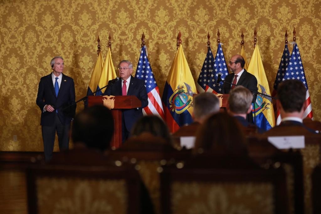 Ecuadorian and US diplomats
