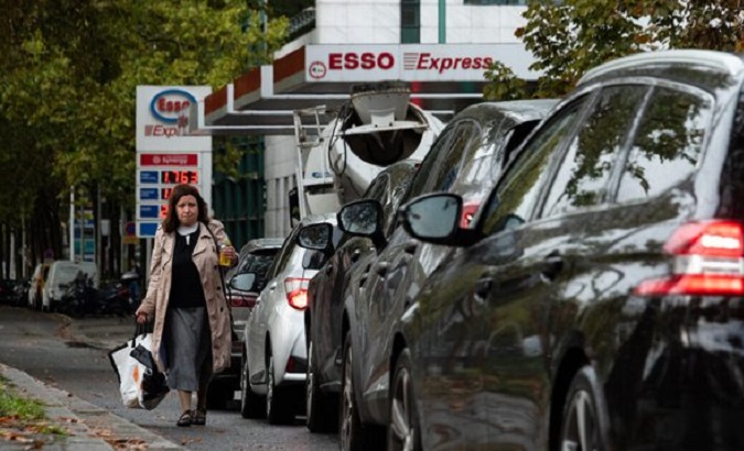 Motorists queue for fuel, Paris, France, Oct. 2022.