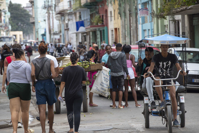 Photograph of people walking down a downtown street today, in Havana (Cuba)
