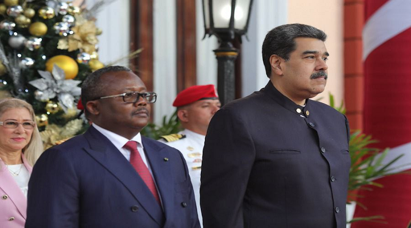 The President of Guinea Bissau (l), Umaro Sissoco Embaló, is welcomed at the Miraflores Palace by his Venezuelan counterpart Nicolas Maduro (r)