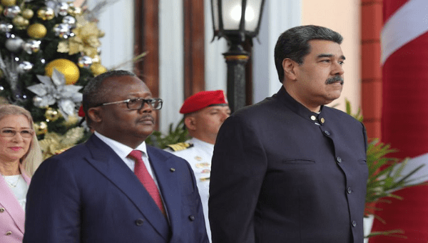 The President of Guinea Bissau (l), Umaro Sissoco Embaló, is welcomed at the Miraflores Palace by his Venezuelan counterpart Nicolas Maduro (r) 