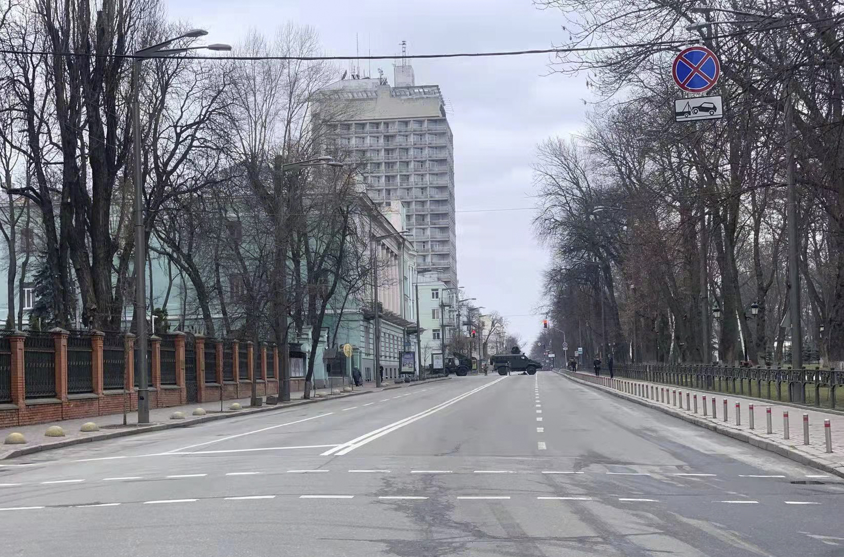 Photo taken on Feb. 25, 2022 shows an empty street in Kiev, capital of Ukraine.