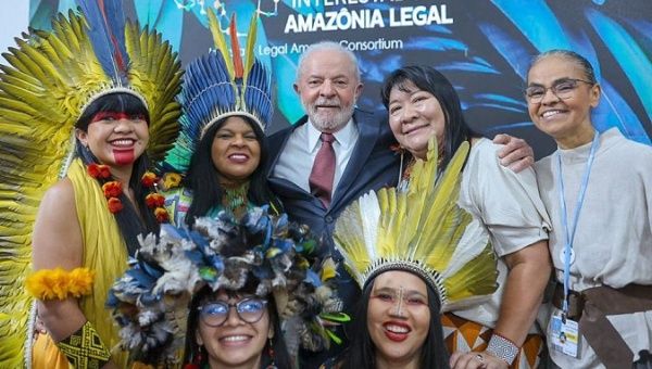Brazilian President-elect Lula da Silva (C) and Indigenous leaders in Egypt, Nov. 16, 2022.