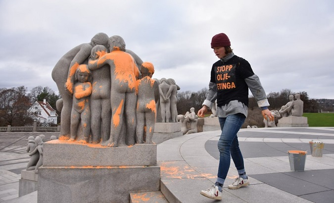 Climate activists throwing paint on the Vigeland monolith, Nov. 18, 2022.