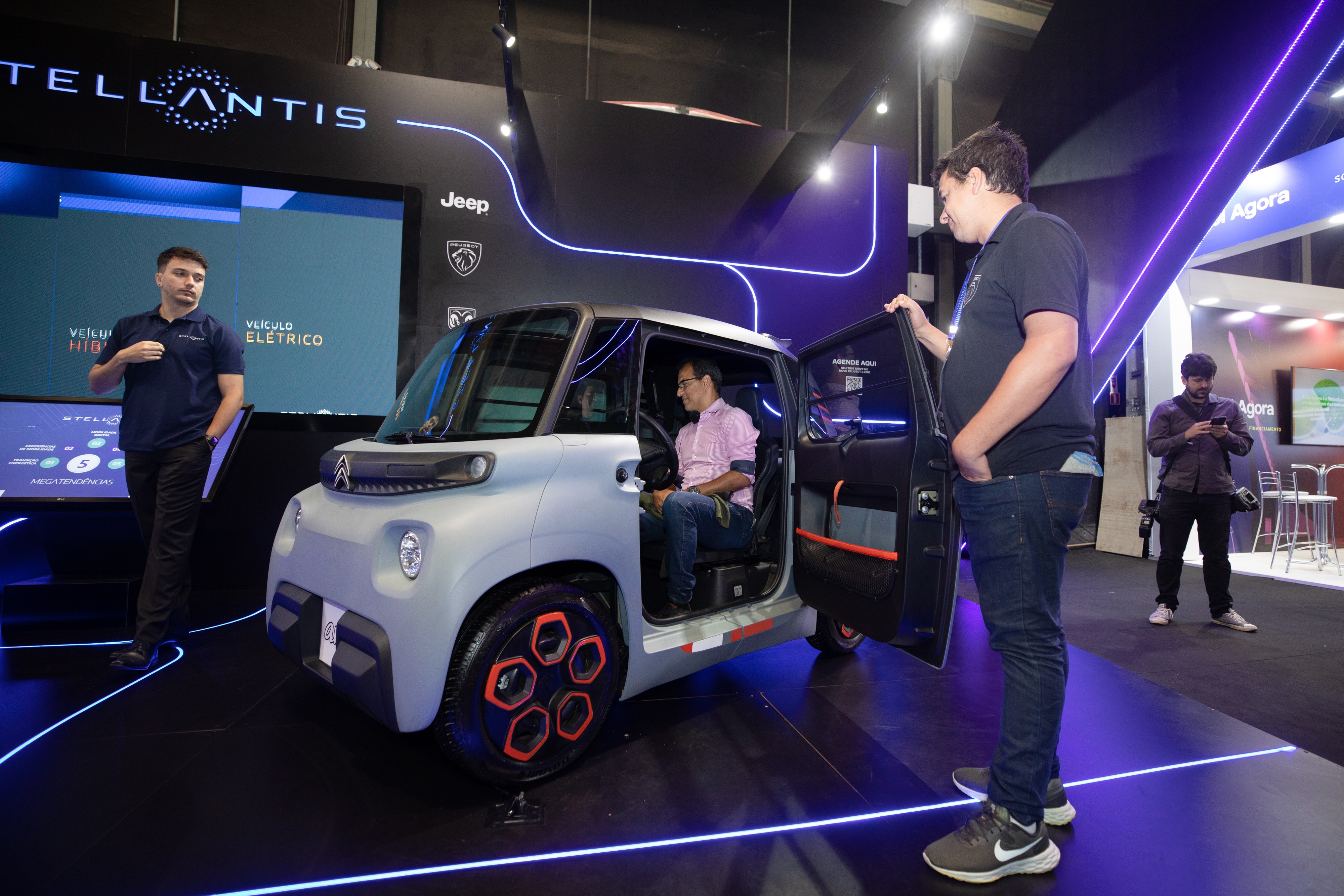 Visitors experience an electric car at Rio Innovation Week in Rio de Janeiro, Brazil, on Nov. 8, 2022. The four-day Rio Innovation Week opened in Rio de Janeiro on Tuesday.