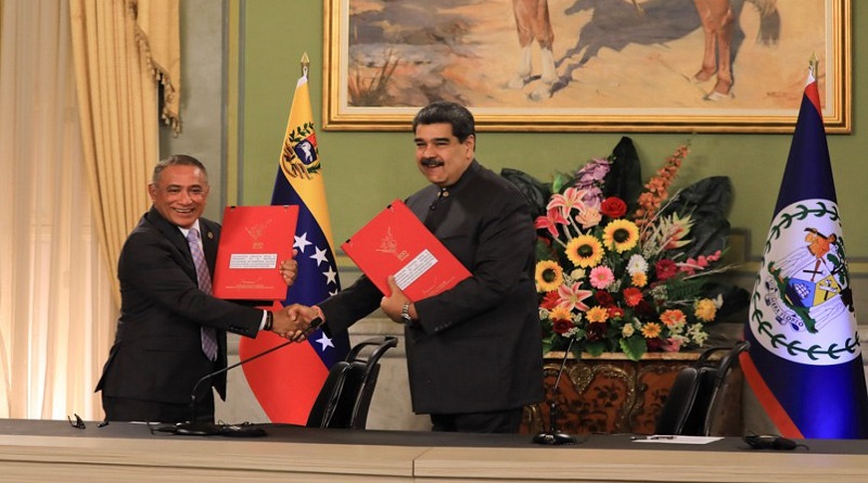 President Maduro (r) and Prime Minister of Belize, John Antonio Briceño (l)