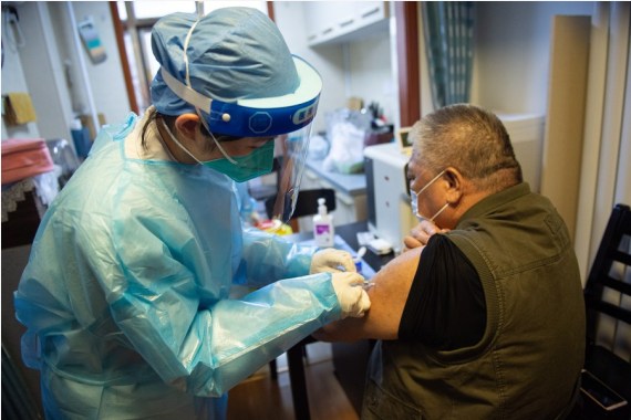 File photo shows an elderly resident receives a shot of COVID-19 vaccine at home during a medical service for the elder in Dongcheng District of Beijing, capital of China, May 10, 2022.