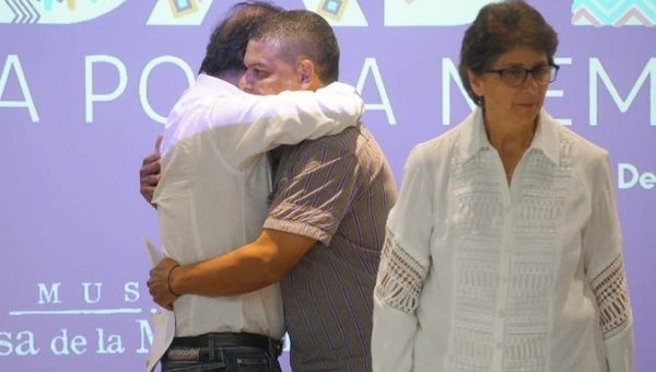 Colombian President Gustavo Petro (L) hugs a relative of victims of far-right violence, Nov. 30, 2022.