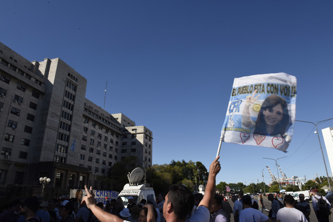 Kirchner protesters gather today in front of the federal courts of Comodoro Py, to await the reading of the ruling in the trial facing Vice President Cristina Fernández de Kirchner, in Buenos Aires