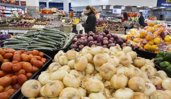 Customers shop at a supermarket in Mississauga, Ontario, Canada, on Nov. 16, 2022.