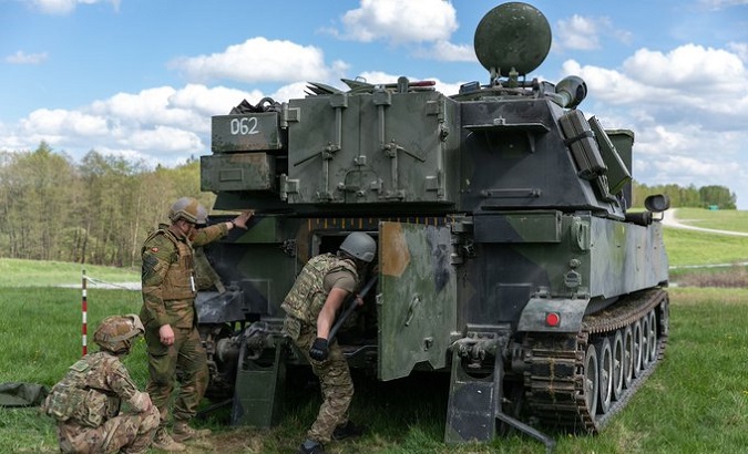 Ukrainian soldiers load an M109 howitzer at Grafenwoehr Training Area, May 12, 2022.