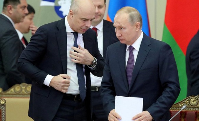 Russian Finance Minister Anton Siluanov (L) & President Vladimir Putin (R), 2022.