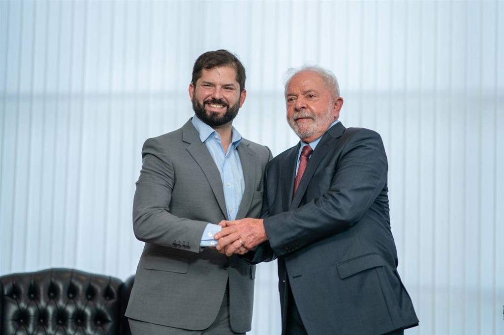 Chilean president Gabriel Boric (l) and Brazilian president Lula da Silva (r)