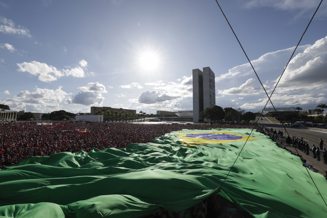 Supporters attend the inauguration of the president-elect, Luiz Inácio Lula da Silva, today, in Brasilia