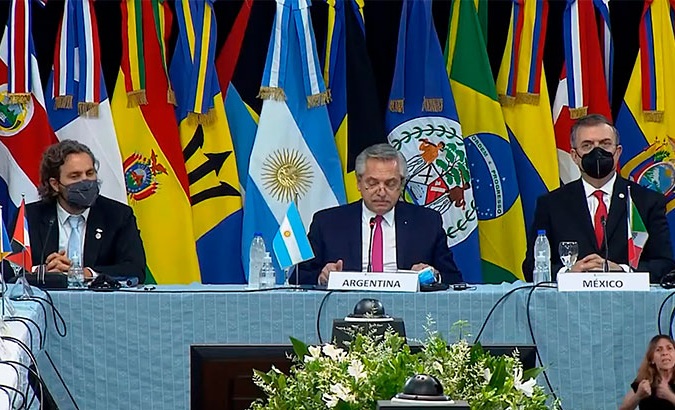 Argentina's Foreign Affairs Minister Santiago Cafiero (L) and President Alberto Fernandez in a CELAC meeting.