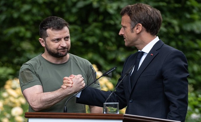 Ukrainian President Volodymyr Zelensky (L) and French President Emmanuel Macron (R).