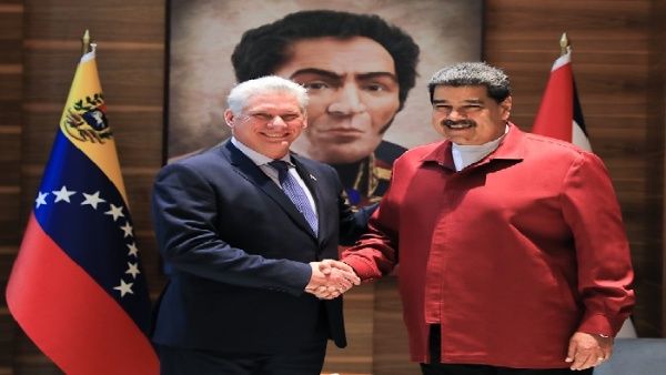 The president of Venezuela, Nicolás Maduro received his Cuban counterpart at the Maiquetía International Airport.
