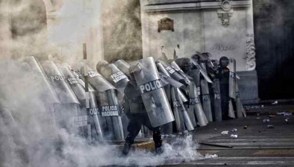 Protesters clash with the police during a new day of marches against the presidency of Dina Boluarte, today in Lima