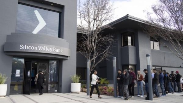 People queue up outside the headquarters of the Silicon Valley Bank (SVB) in Santa Clara, California, the United States, March 13, 2023.