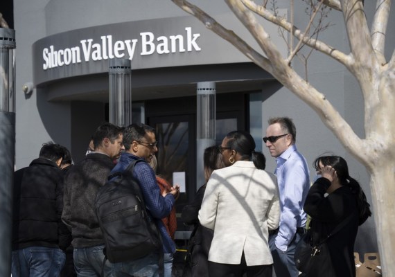 People queue up outside the headquarters of the Silicon Valley Bank (SVB) in Santa Clara, California, the United States, March 13, 2023.