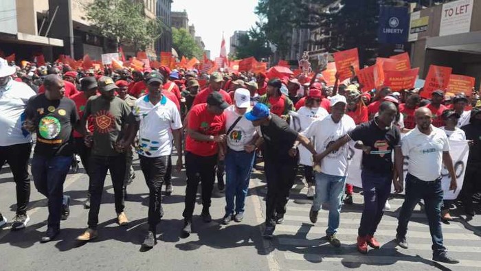 Desde el Gobierno llamaron a los sudafricanos que ya están en las calles a volver a casa y evitar la anarquía.