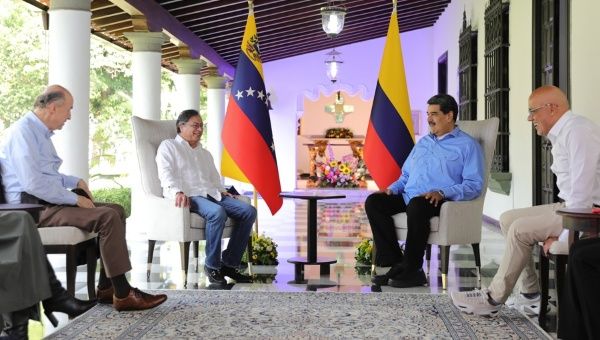 Colombian President Gustavo Petro (l) and Venezuelan President Nicolas Maduro (r)