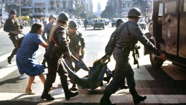 A citizen is detained by the security forces of the Videla dictatorship in 1976.