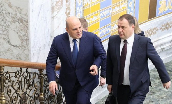 Russian PM Mikhail Mishustin (L) and his Belarusian PM Roman Golovchenko (R).