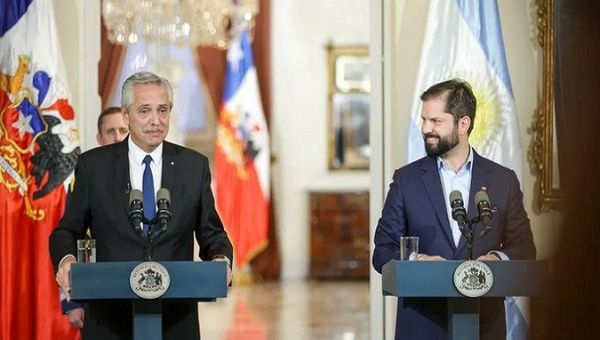Argentine President Alberto Fernandez (L) and Chilean President Gabriel Boric (R), Santiago de Chile,  April 5, 2023.