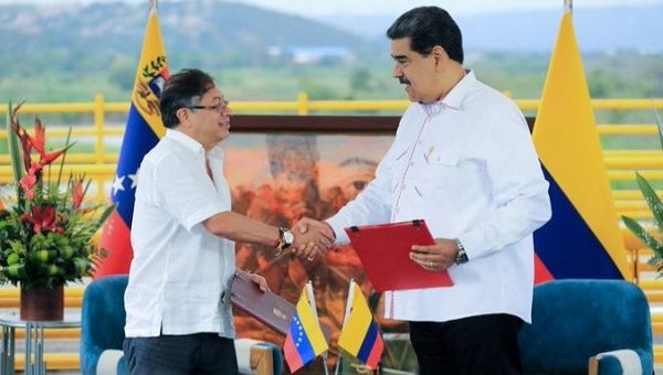 Colombian President Gustavo Petro (L) & Venezuelan President Nicolas Maduro (R).