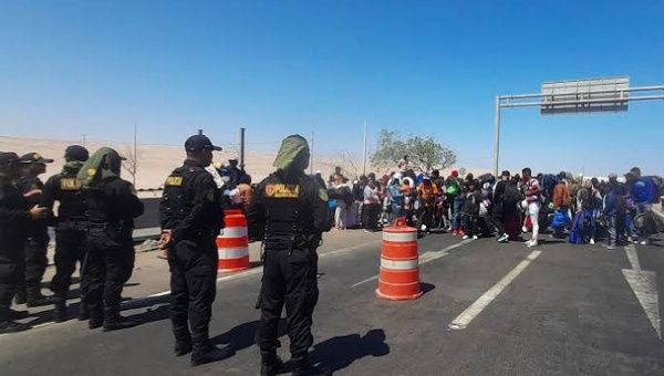 Police prevent the passage of Latin American migrants at the border between Peru and Chile, April 26, 2023.