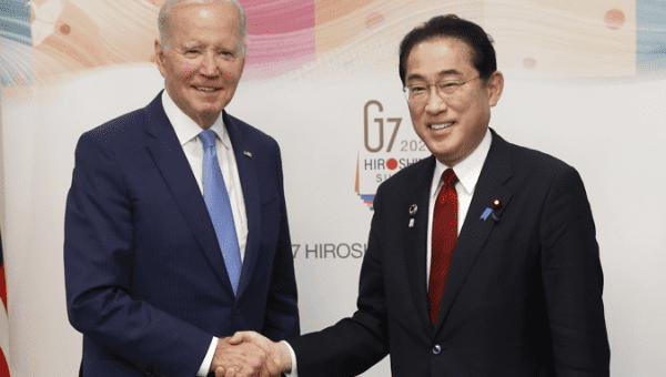 U.S. President Joe Biden (L) and Japan's Prime Minister Fumio Kishida (R), May 18, 2023.