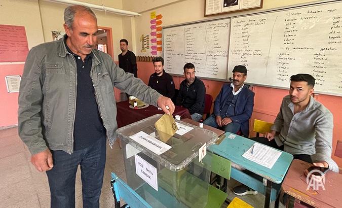 A Türkiye citizen voting in run off election. May. 28, 2023.