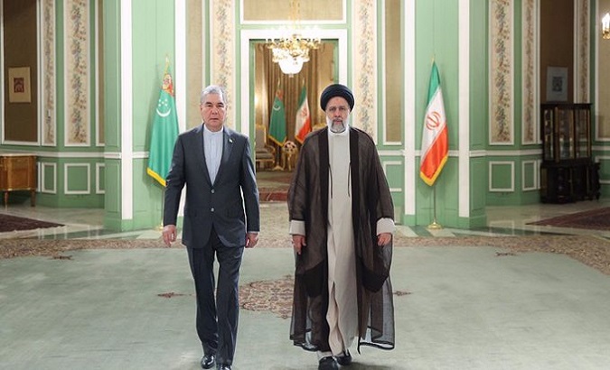 Chairman of the People's Council of Turkmenistan, Gurbanguly Berdimuhamedow (left) and President of Iran, Ebrahim Raisi (right) after the signing ceremony. May. 31, 2023.